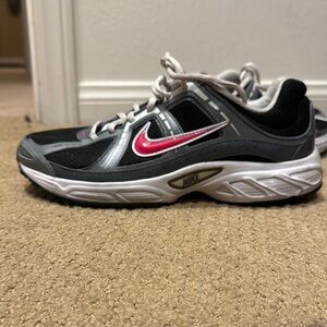Nike Women's Black and Pink Athletic Shoes
